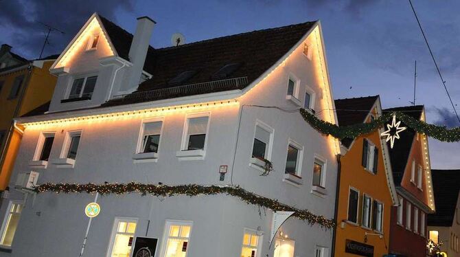 Die Giebel werden jetzt mit umweltfreundlichen LED-Leuchtmitteln auf weihnachtlich getrimmt. GEA-FOTO: PACHER