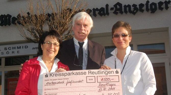 Eingerahmt von zwei Überbringerinnen sehr guter Nachricht: GEA-Chefredakteur Hartmut Troebs nahm von Inge Köhler (links) und Chr