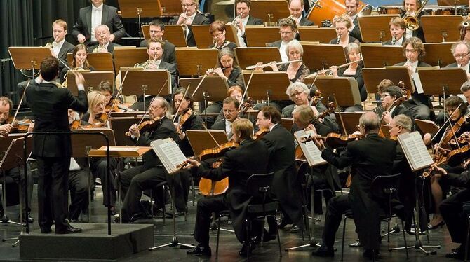 Die Württembergische Philharmonie in ihrem wohl letzten Neujahrskonzert in der Listhalle. 2013 soll mit dem Neujahrskonzert des