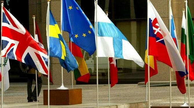 Die Flaggen der europäischen Mitgliedsstaaten wehen vor dem Hauptgebäude des Europäischen Rates in Brüssel. Foto: Olivier Hoslet