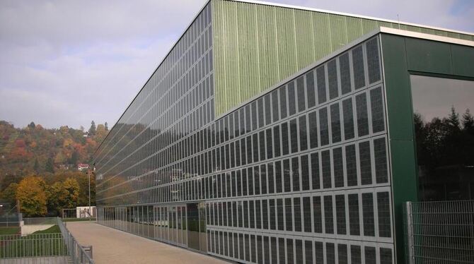 Es muss nicht immer ein Dach sein: An der Paul-Horn-Arena wurden die Fotovoltaik-Module an der Wand montiert. GEA-ARCHIVBILD: PA