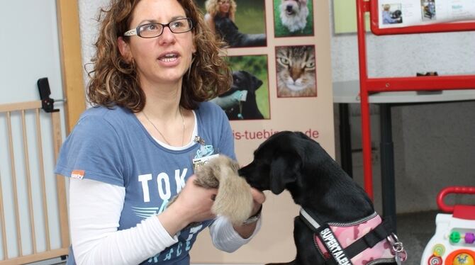 Wer einen Hund als Co-Therapeut gewinnen will, sollte ihn richtig »lesen« lernen, meint Anja Carmen Müller, hier mit einem Gasth