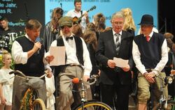 »Es lebe der Sport« (von links): Karl-Heinz Walter, Thomas Reumann, Andreas vom Scheidt und Klaus Tappeser eröffnen singend den 