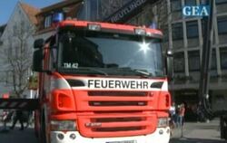 Mit Prominenz im Korb feiert die Feuerwehr Reutlingen die Übergabe ihrer neuen Hubarbeitsbühne.