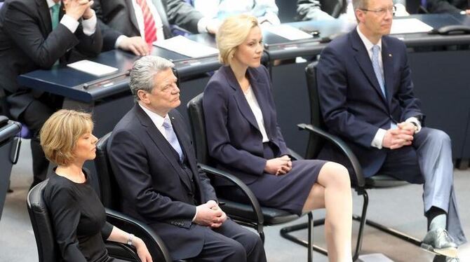 Bundespräsident Joachim Gauck wartet neben seinem Vorgänger, Christian Wulff, auf seine Vereidigung. Foto: Michael Kappeler 