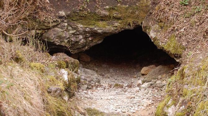 Hinter dem unscheinbaren Eingang verbirgt sich ein weitläufiges Höhlensystem. FOTO: HÄS