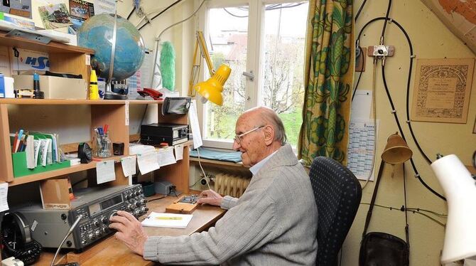 Mit 93 immer noch ein Meister im Morsen: der Funkamateur Heinz Kutzner. Mit 93 immer noch ein Meister im Morsen: der Funkamateur Heinz Kutzner.
