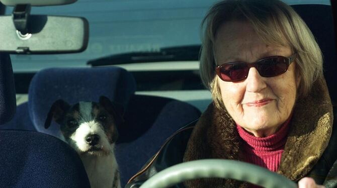 Seniorin am Steuer: Laut Statistik fährt sie so sicher wie in jungen Jahren. FOTO: ALLIANZ Seniorin am Steuer: Laut Statistik fährt sie so sicher wie in jungen Jahren. FOTO: ALLIANZ