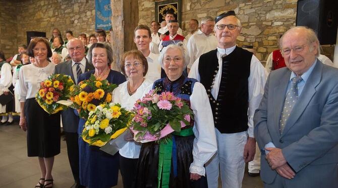 Matinee mit Gesang und Ehrungen: Sybille Weitmann (ganz links), Vorsitzende der Betzinger Sängerschaft, mit den Jubilaren (von l
