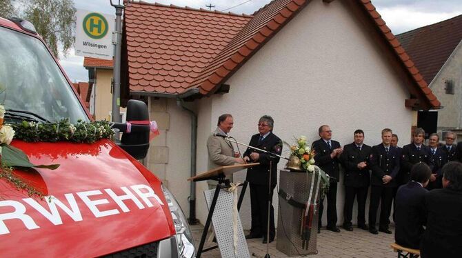 Bürgermeister Friedrich Bisinger und Wilsingens Abteilungskommandant Hans Werner bei der Schlüsselübergabe für das neue Feuerweh