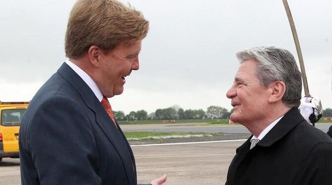 Bundespräsident Joachim Gauck (r) wird auf dem Flughafen von Rotterdam von Prinz Willem Alexander der Niederlande begrüßt. Fo