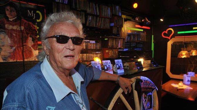 Peter Töps hat auch nach 50 Jahren in seiner Reutlinger Kult-Disco »Rodeo« noch alles im Griff. FOTO: NIETHAMMER