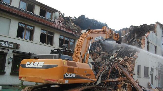 Noch am Montagabend vermutete die Feuerwehr Glutnester in dem ausgebrannten Haus, das nicht betreten werden konnte: Aus Sicherhe Noch am Montagabend vermutete die Feuerwehr Glutnester in dem ausgebrannten Haus, das nicht betreten werden konnte: Aus Sicherhe