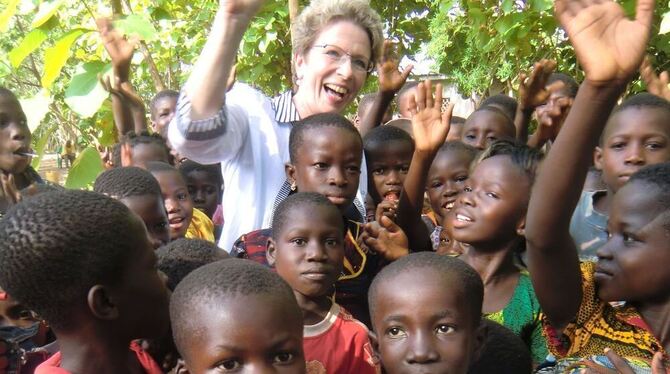 Gelebte Partnerschaft im fernen Bouaké: Die Reutlinger Delegation mit OB Barbara Bosch an der Spitze (im Bild mit Kindern) wurde