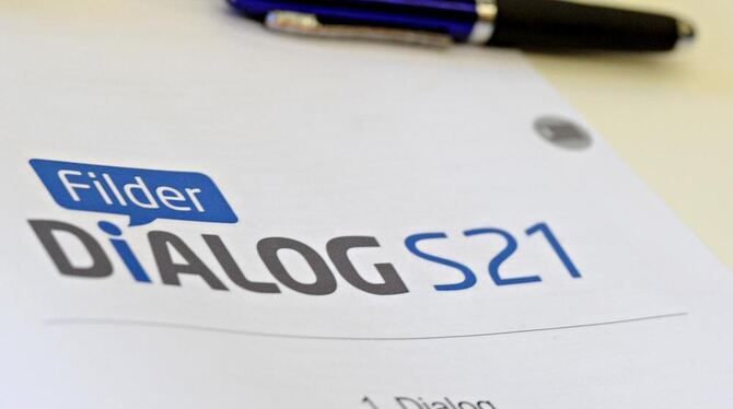 Unterlagen zum Filderdialog liegen auf dem Tisch. Unterlagen zum Filderdialog liegen auf dem Tisch.