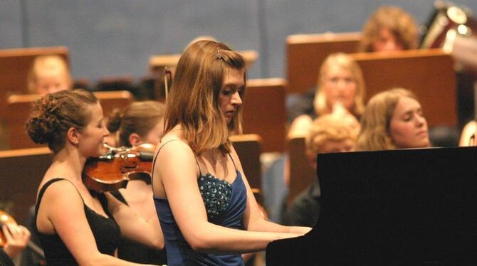 Gelöstes Musizieren von großem Farbenreichtum: Nathalie Glinka am Flügel mit der Jungen Sinfonie. GEA-FOTO: KNAUER