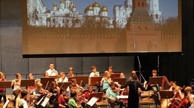 Das Nachwuchsorchester auf Russland-Streifzug mit passenden Bildern auf Großleinwand.