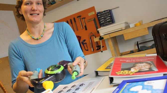 Ergotherapeutin Stefanie Feimer verhilft ADHS-Kindern zu mehr Konzentrationsvermögen. FOTO: LEISTER Ergotherapeutin Stefanie Feimer verhilft ADHS-Kindern zu mehr Konzentrationsvermögen. FOTO: LEISTER