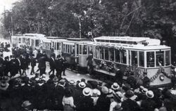 Die Jungfernfahrt der ersten Reutlinger Straßenbahn: Geschmückte Eröffnungszüge stehen am 24. Juli 1912 vor dem Hauptbahnhof ber