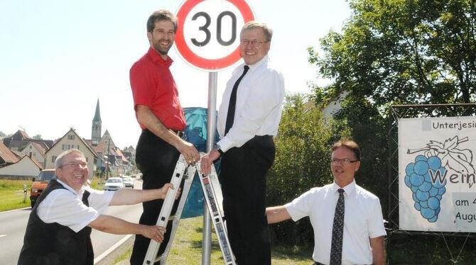 Keiner kann behaupten, er habe es nicht gesehen: (von links) Ortsvorsteher Michael Rak, OB Boris Palmer und Hermann Strampfer en Keiner kann behaupten, er habe es nicht gesehen: (von links) Ortsvorsteher Michael Rak, OB Boris Palmer und Hermann Strampfer en