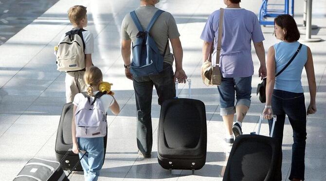 Ohne Genehmigung der Schule kann der vorzeitige Urlaubsantritt unangenehme Folgen haben. ARCHIVFOTO: DPA Ohne Genehmigung der Schule kann der vorzeitige Urlaubsantritt unangenehme Folgen haben. ARCHIVFOTO: DPA