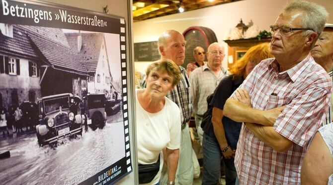 Betzinger  Bildertanz:  Ausstellungsgäste  staunen, wie sich Autos 1928 durchs Hochwasser kämpfen