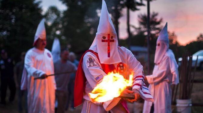 Mitglieder der »Rebel Brigade Knights« des Ku-Klux-Klan nehmen an einer Zeremonie des Ku-Klux-Klan in Martinsville, Virginia, US