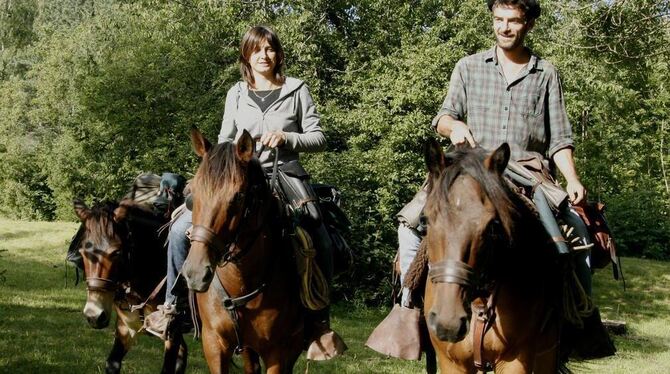 Zwei junge Franzosen erfüllen sich ihren Lebenstraum: Mit ihren Pferden wollen sie 3 500 Kilometer zurücklegen, ihr Weg führt si