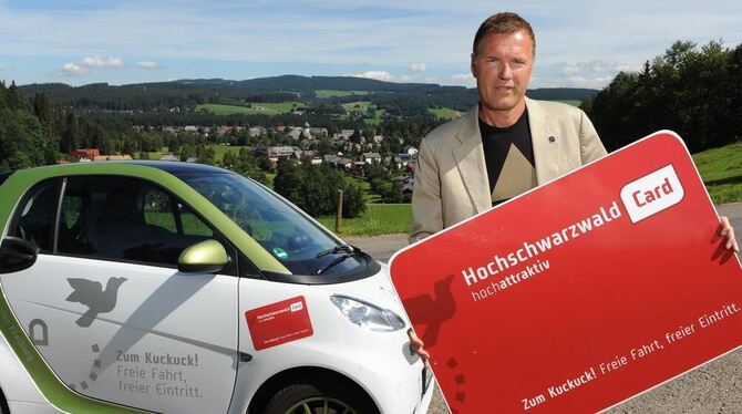 Thorsten Rudolph, Geschäftsführer der Hochschwarzwald Tourismus GmbH mit der Hochschwarzwald Card. Urlauber in der Region, die i