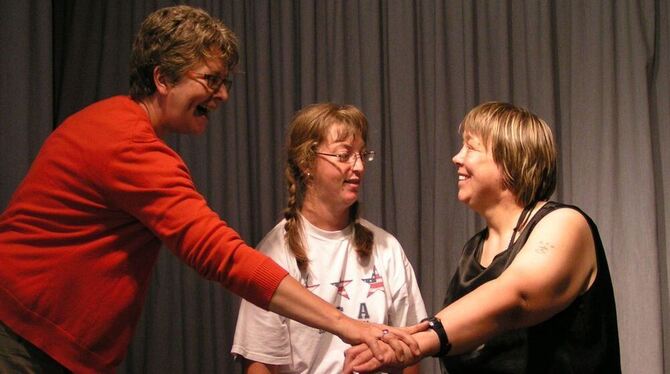 Kleine Regieanweisung für einen gespielten Witz von Angelika Janssen (links) an die Theaterschauspieler.