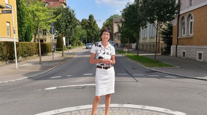 Karin Meyer auf »ihrem« Kreisele  in der Aulberstraße: Ab November macht sie Verkehrsplanung in Tübingen.