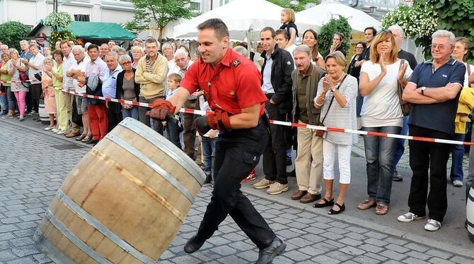 Einer der schnellsten, der Aarauer Feuerwehrmann Dave Selinger, der beim Fassrollen knapp geschlagen den zweiten Plattz belegte. Einer der schnellsten, der Aarauer Feuerwehrmann Dave Selinger, der beim Fassrollen knapp geschlagen den zweiten Plattz belegte.