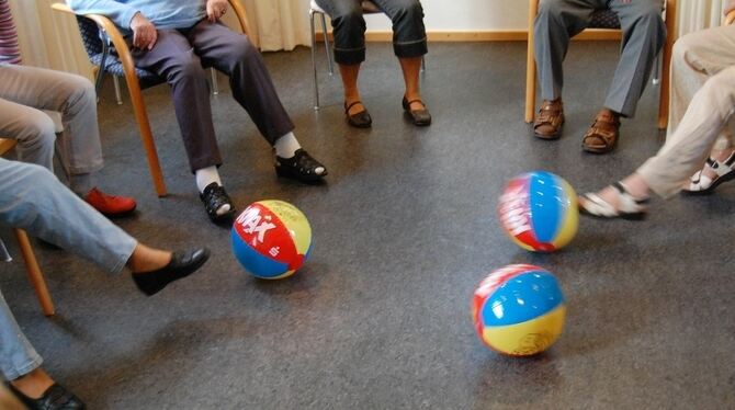 Teilnehmer der Demenzgruppe beim mobilisierenden Ballspiel.