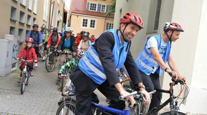 Tübingens Oberbürgermeister Boris Palmer dreht eine Runde mit den Tübinger Stadtradlern.