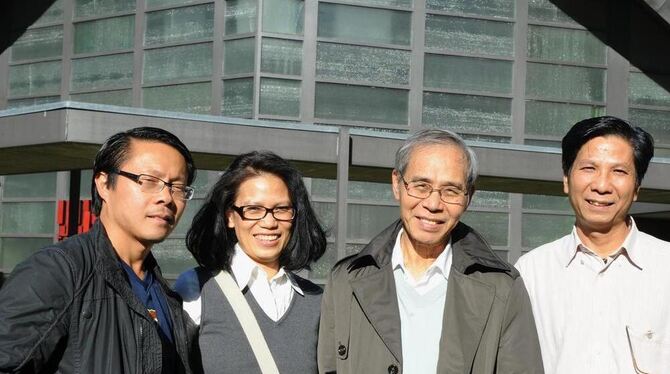 Freuen sich auf den Fest-Samstag und über »30 Jahre voll Gottes Gnade« (von links): die Kirchengemeinderäte Huu-Chuc, Van und Th Freuen sich auf den Fest-Samstag und über »30 Jahre voll Gottes Gnade« (von links): die Kirchengemeinderäte Huu-Chuc, Van und Th