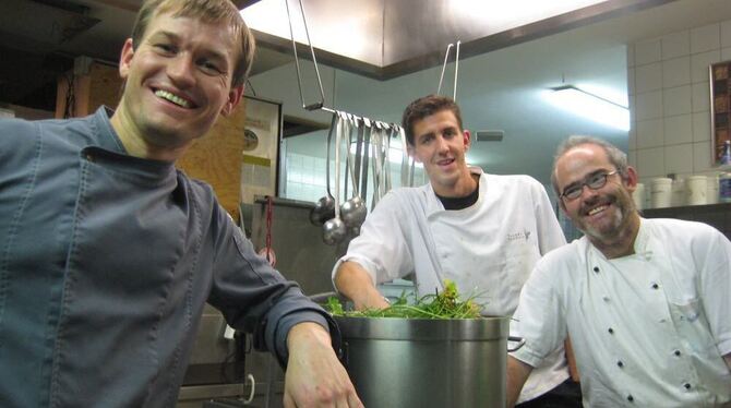 Simon Tress, links, mit den Kollegen Benjamin Rapp und Frank Bidlingmaier, rechts, in der Küche in Ehestetten. FOTO: KUNZE