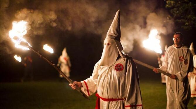 Mitglieder des US-Ku-Klux-Klan bei einer Zeremonie.
