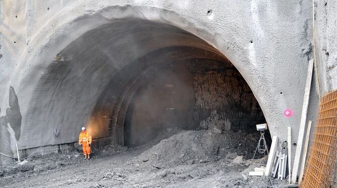 Für einige Tage wurden die Tunnelarbeiten gestoppt, da man austretendes Methangas festgestellt hatte. Jetzt muss aufwendig entlü