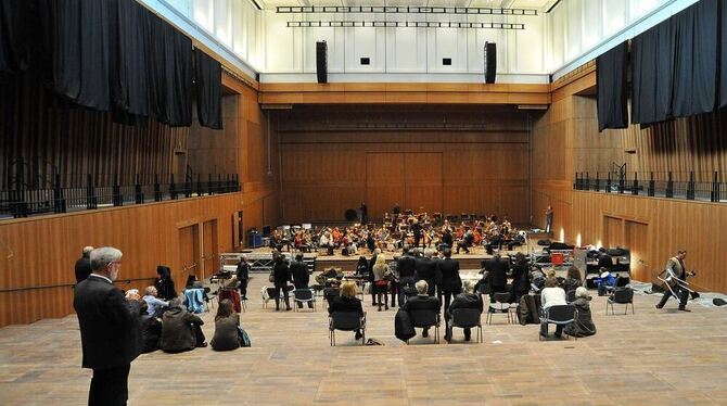 Schwarze Vorhänge hingen bei der ersten Orchesterprobe an Seitenwänden und Rückwand. Fachleute und Bauherr(innen) sind sich eini Schwarze Vorhänge hingen bei der ersten Orchesterprobe an Seitenwänden und Rückwand. Fachleute und Bauherr(innen) sind sich eini