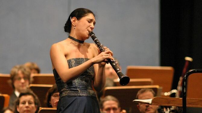 Klarinettenspiel mit großer Hingabe: Sharon Kam beim Auftritt in der Reutlinger Listhalle. GEA-FOTO: KNAUER