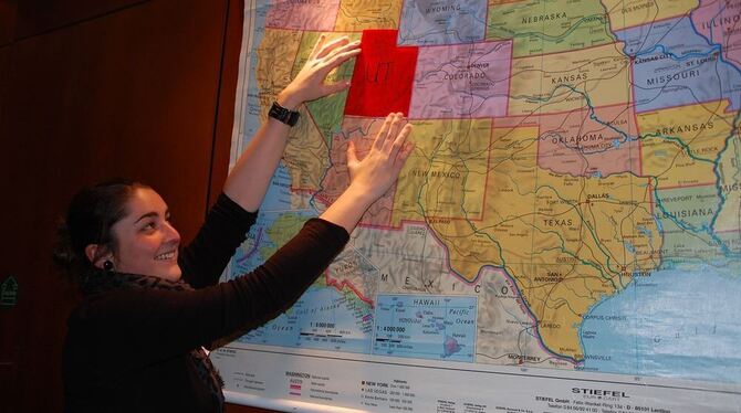 Das war von vornherein klar: Romney holt Utah. Julia Korn, Event-Assistentin im d.a.i. markiert den Staat rot auf der Landkarte.