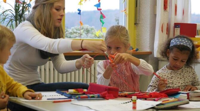 Hoch konzentriert bastelt Mia einen Drachen. Jessica Hladnik unterstützt das siebenjährige Mädchen. GEA-FOTO: DÖRR