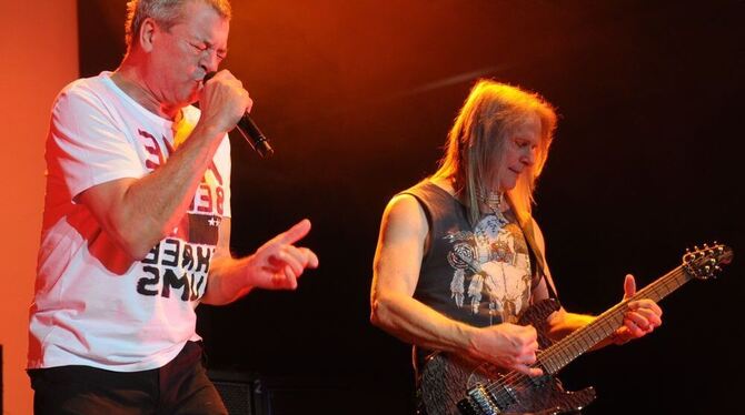 Bei »Lazy« ein Duell wie in den besten Zeiten: Sänger Ian Gillan und Gitarrist Steve Morse geben in der Schleyerhalle alles. FOTO: JÜRGEN MEYER Bei »Lazy« ein Duell wie in den besten Zeiten: Sänger Ian Gillan und Gitarrist Steve Morse geben in der Schleyerhalle alles. FOTO: JÜRGEN MEYER