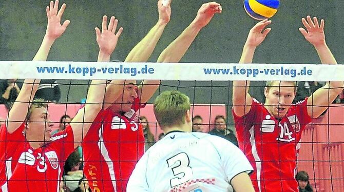 Der TVR-Block - Michael Neumeister, Hans Cipowicz und Rene Bahlburg - machte es Berlins Star Robert Kromm schwer. FOTO: NIETHAMMMER Der TVR-Block - Michael Neumeister, Hans Cipowicz und Rene Bahlburg - machte es Berlins Star Robert Kromm schwer. FOTO: NIETHAMMMER