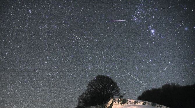 So schön kann der natürliche Nachthimmel sein: Sternschnuppen neben dem Sternbild des Orions auf dem Jusi bei Kohlberg. FOTO: CR