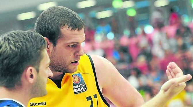 Coach Igor Perovic und Center Kenny Frease im Gespräch. GEA-FOTO: PACHER Coach Igor Perovic und Center Kenny Frease im Gespräch. GEA-FOTO: PACHER