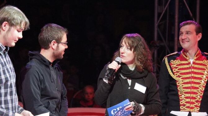 Begeistert über die Hilfsbereitschaft: Iris Goldack vom GEA mit Zirkusdirektor Michael Sperlich und Mitarbeitern des "Youth-Life Begeistert über die Hilfsbereitschaft: Iris Goldack vom GEA mit Zirkusdirektor Michael Sperlich und Mitarbeitern des "Youth-Life