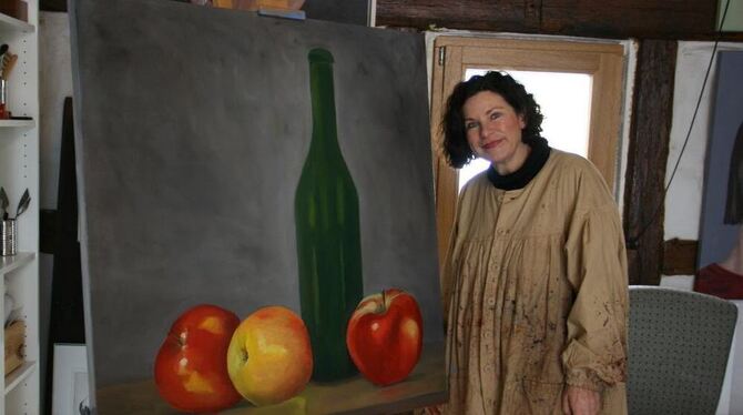 Die gelb-rote Maserung der Äpfel, die Lichtreflexionen auf der Weinflasche, die Spiegelung in der Tischplatte – Jasmine Diez leg