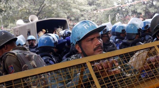 Aufgebrachte Menschen versuchten Barrikaden der Polizei niederzureißen. Foto: Harish Tyaga 
