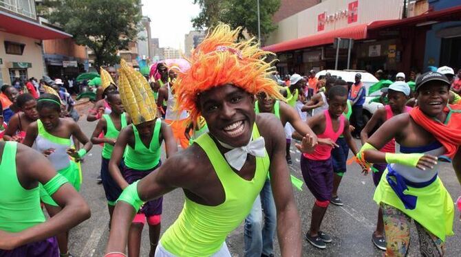 Feiernde  Menschen am 31.12.2011 auf den Straßen von Johanesburg (Südafrika) Foto: Kim Ludbrook